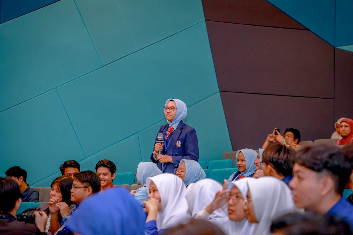 representative-from-aspnet-school-inquiring-the-expert-1.jpg