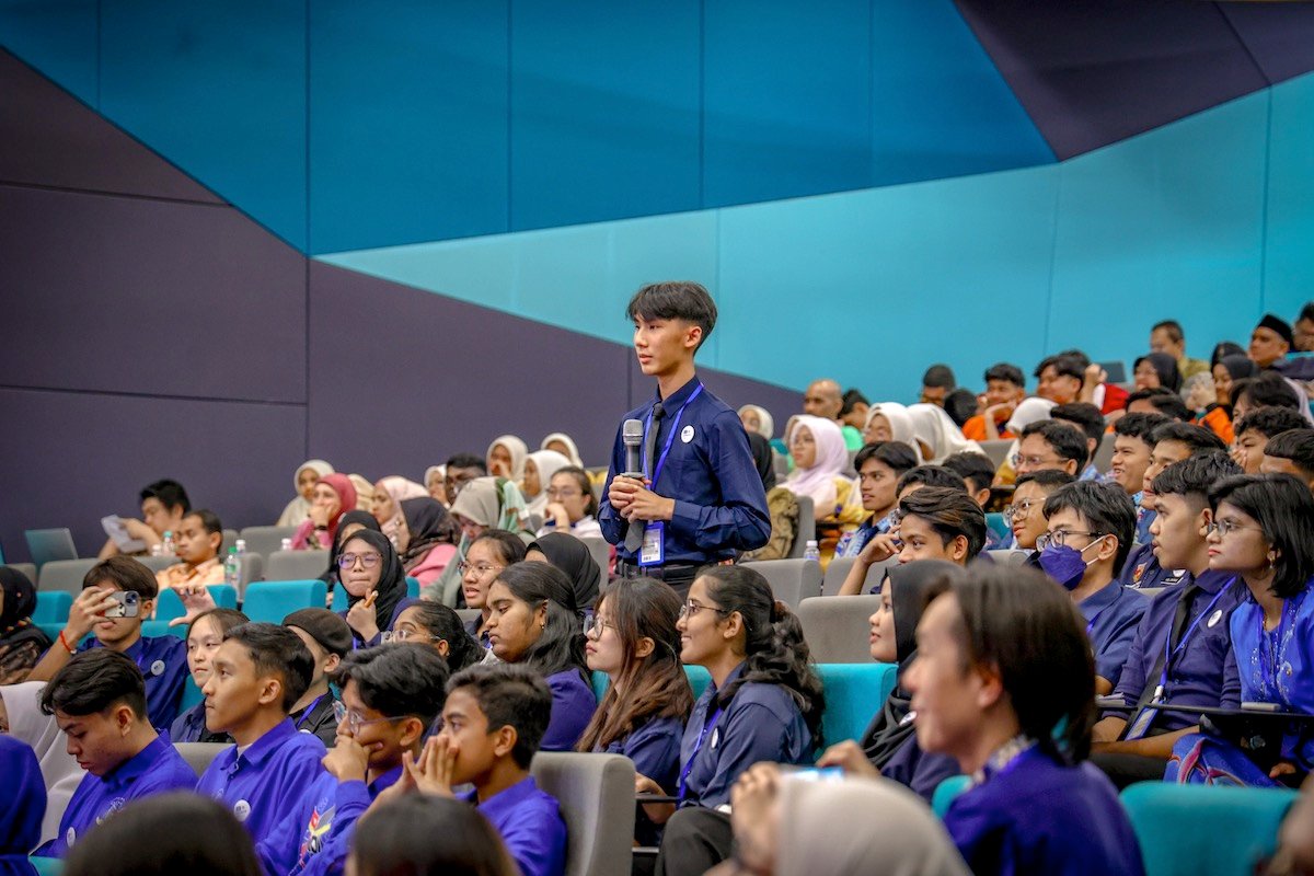 student-inquiring-information-fro-the-panel-discussion-1.jpg